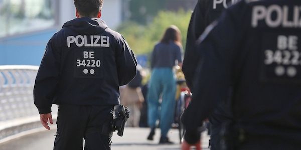 Bürogebäude des Bundestags in Berlin-Mitte mit Farbe beschmiert