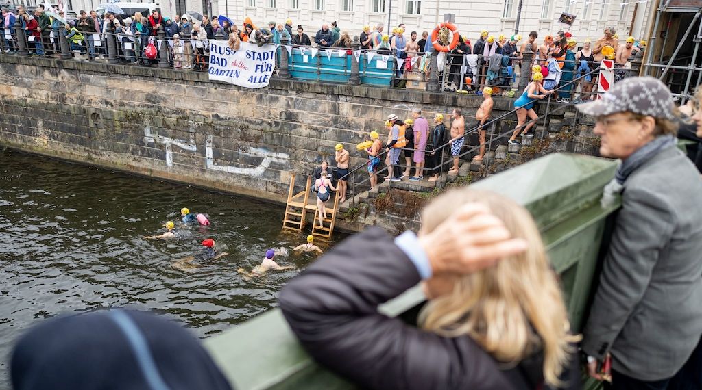 Dutzende Menschen haben in Berlin gegen das Badeverbot in der Spree demonstriert
