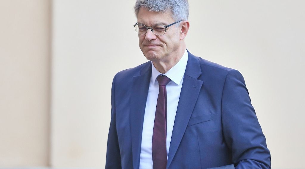 Schnieder geht wieder in die Öffentlichkeit