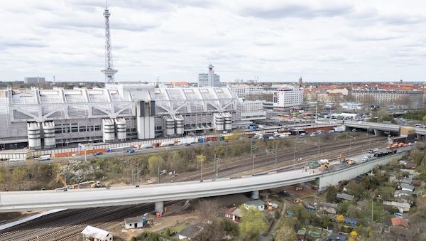 Achtung! Umleitungen am Funkturm wegen neuer Ringbahnbrücke