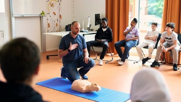 Reanimationsunterricht in Bayern: ADAC Stiftung unterstützt das Projekt