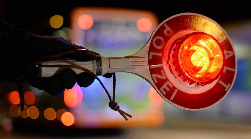 Gestohlenes Auto durchbricht Kontrolle in Spree Neiße – Polizist verletzt