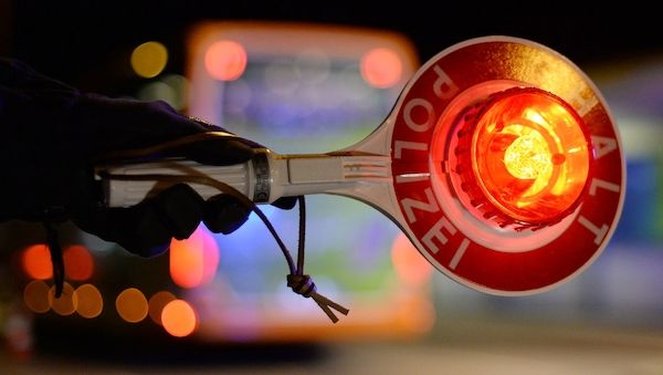 Gestohlenes Auto durchbricht Kontrolle in Spree Neiße – Polizist verletzt