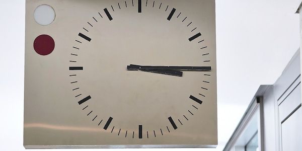 Uhren auf Normalzeit umgestellt - In Europa gilt wieder die Normalzeit