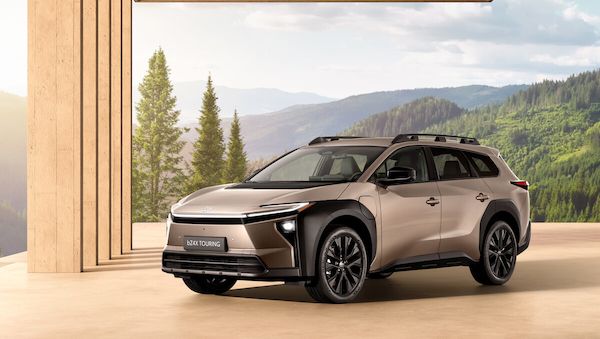 Der neue Toyota bZ4X bietet viel Platz und eine große Reichweite!