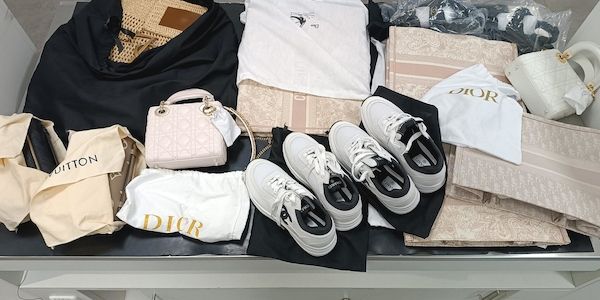 Zoll vereitelt Schmuggel von Luxusgütern am Kölner Flughafen