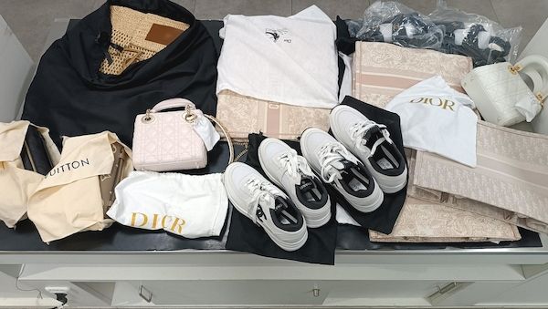 Zoll vereitelt Schmuggel von Luxusgütern am Kölner Flughafen