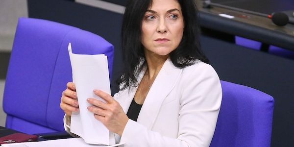 Grüne werfen Reiche Untätigkeit in Chipkrise vor