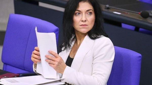 Grüne werfen Reiche Untätigkeit in Chipkrise vor