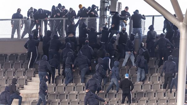 Fans von Hertha BSC und Dynamo Dresden gehen im Stadion aufeinander los