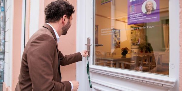 Grünen-Chef Felix Banaszak eröffnet neues Büro in Brandenburg