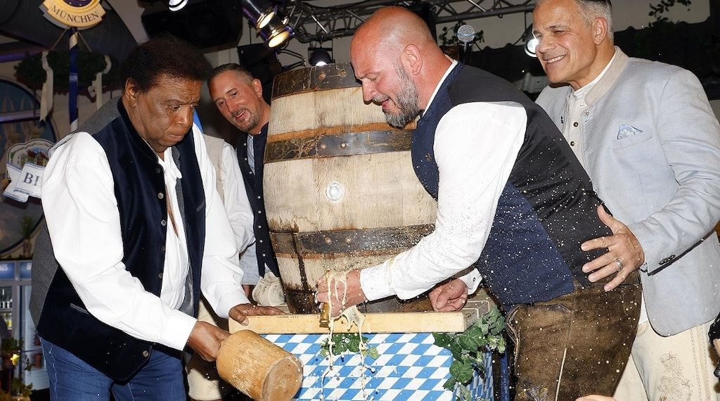 Großes Staraufgebot beim AEDT-Maifest im Hofbräu Wirtshaus Berlin