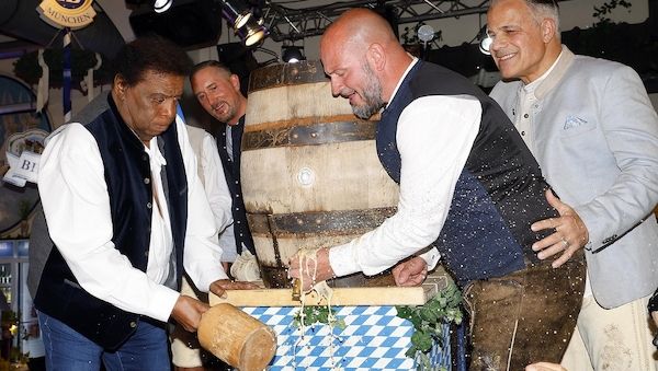 Großes Staraufgebot beim AEDT-Maifest im Hofbräu Wirtshaus Berlin