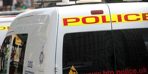 Nach Messerangriff in Zug in England: Zwei Menschen weiterhin in lebensbedrohlichem Zustand