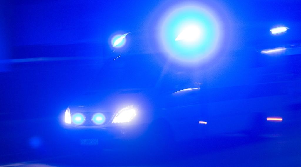 Auto prallt in Grünheide gegen Baum – Fahrer stirbt auf Landstraße