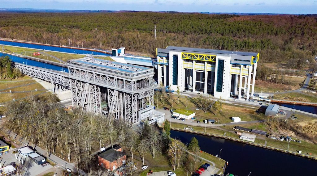 100-Meter-Spezialschiff gleitet durch neues Hebewerk im Brandenburger Niederfinow