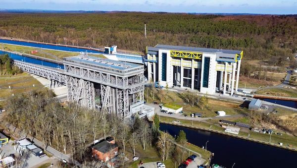 100-Meter-Spezialschiff gleitet durch neues Hebewerk im Brandenburger Niederfinow