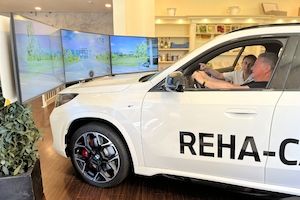 Modellhafte Technologie, die bewegt: BMW übergibt Reha-Coaching-Car an Klinik in Berlin Bild 1