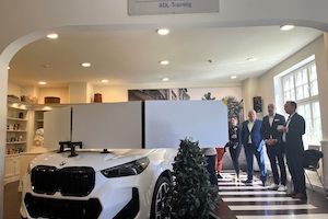 Modellhafte Technologie, die bewegt: BMW übergibt Reha-Coaching-Car an Klinik in Berlin Bild 2