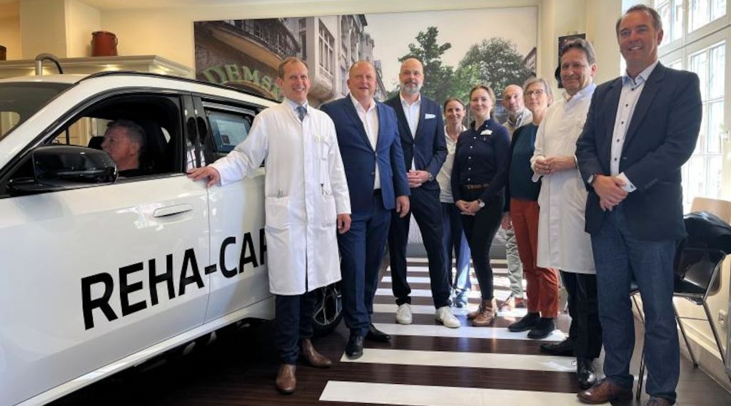 Modellhafte Technologie, die bewegt: BMW übergibt Reha-Coaching-Car an Klinik in Berlin