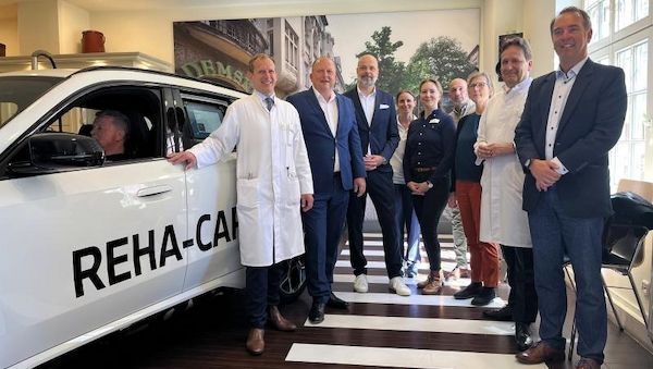 Modellhafte Technologie, die bewegt: BMW übergibt Reha-Coaching-Car an Klinik in Berlin
