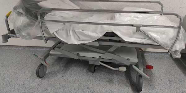 Warken will Pflegebranche attraktiver machen