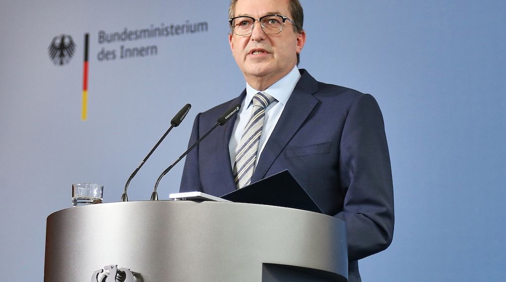 Dobrindt schließt Verbot weiterer Islamisten-Vereine nicht aus