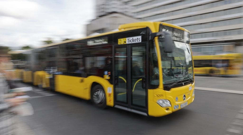 Unfall mit Bus: Fahrradfahrerin in Alt-Treptow schwer verletzt
