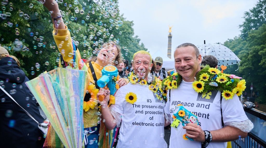 Berlin: Tausende Menschen Tanzen im Regen - Party-Demo «Rave The Planet»