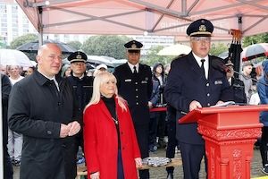 Feierliches Gelöbnis vor dem Roten Rathaus für 460 Auszubildende bei der Berliner-Feuerwehr Bild 2