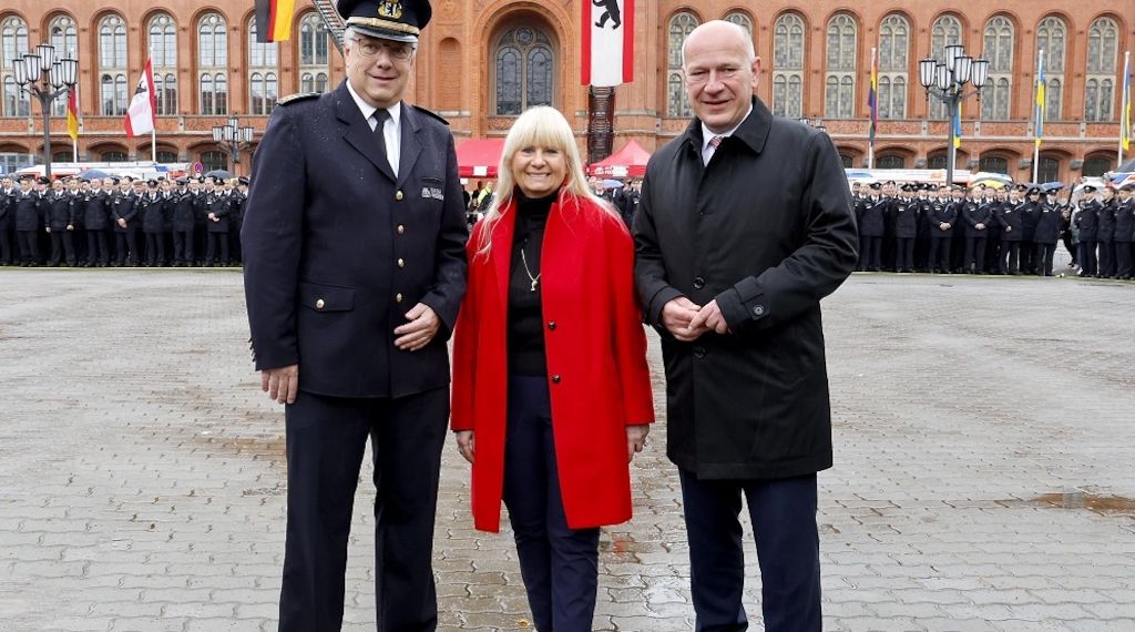 Feierliches Gelöbnis vor dem Roten Rathaus für 460 Auszubildende bei der Berliner-Feuerwehr