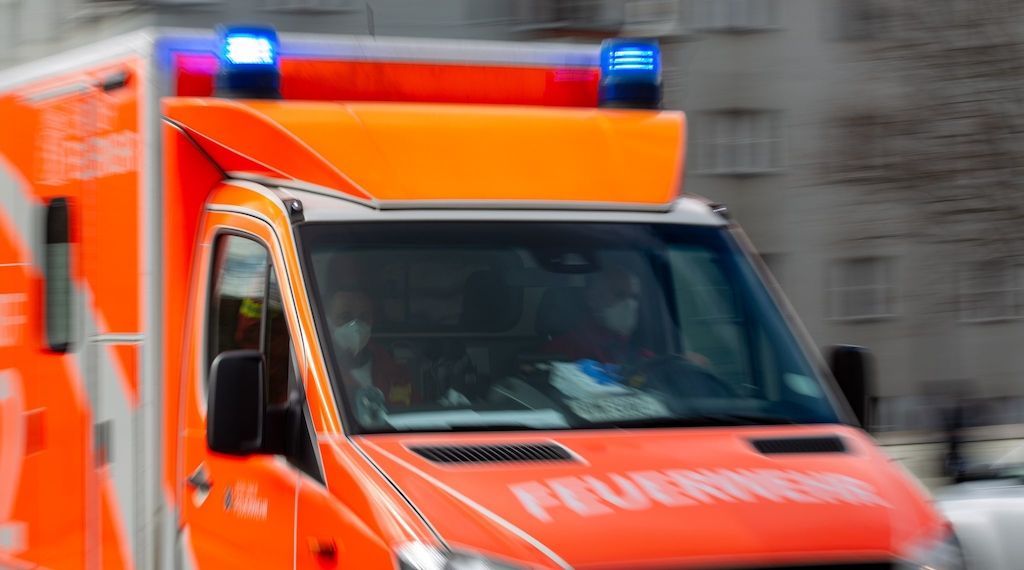 Frau rettet ertrinkenden Menschen aus der Spree in Berlin-Mitte