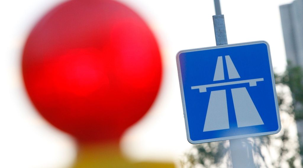 Berliner-Avus gesperrt wegen kaputten Gullydeckels