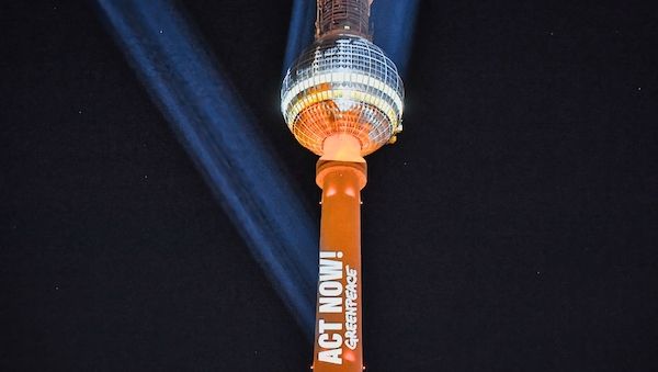 Berliner-Fernsehturm angestrahlt: Appell auch an Kanzler Merz