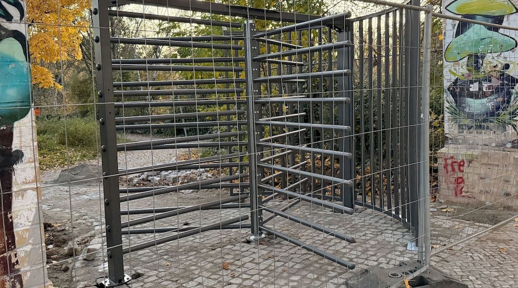 Görlitzer Park mit erstem Eingangstor und Zaunstück fertig