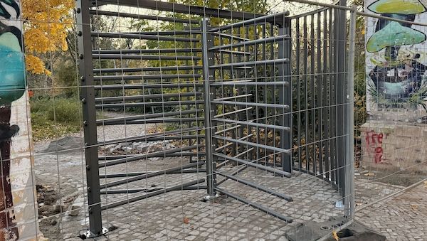 Görlitzer Park mit erstem Eingangstor und Zaunstück fertig