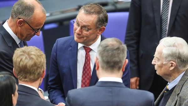 Infratest: Union in der Sonntagsfrage wieder knapp vor AfD