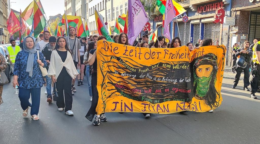 Kurden feiern in Berlin 13 Jahre Selbstverwaltung in Syrien