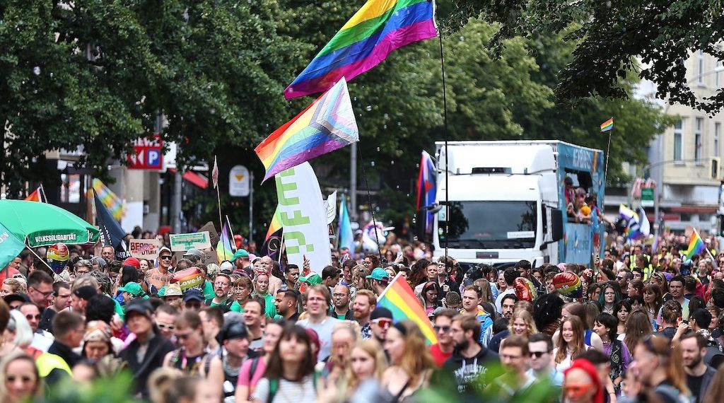 Hunderttausende bei Berliner CSD - Festnahmen bei Gegendemo