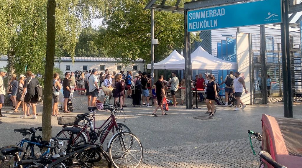 Prügelei im Sommerbad Neukölln - Fünf Menschen verletzt