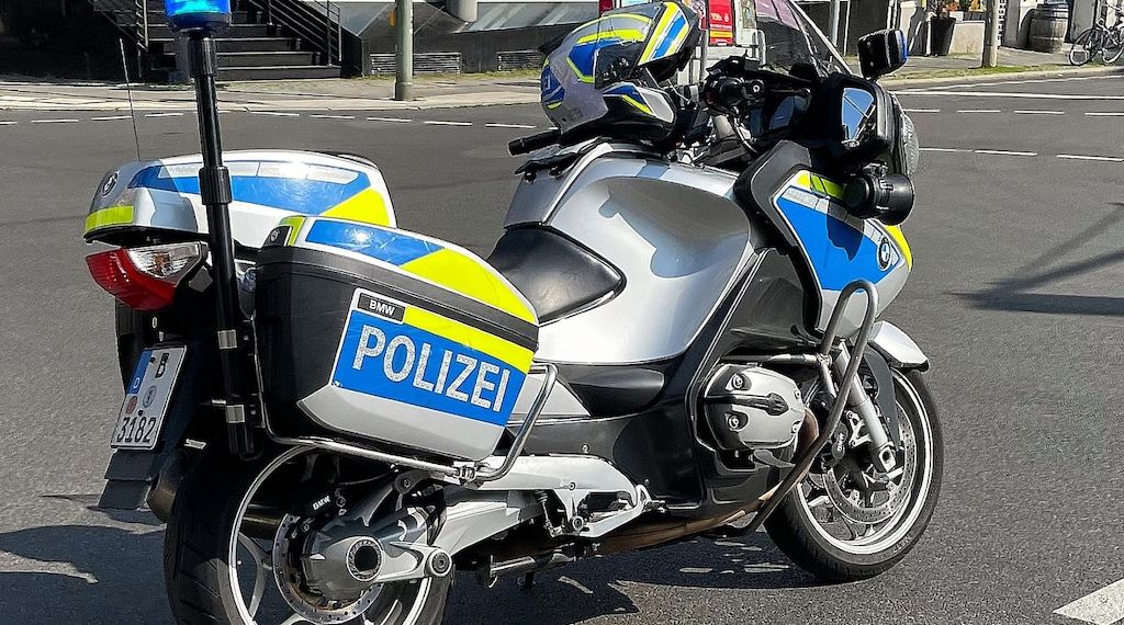 Straßenbahn und Auto in Marzahn kollidiert