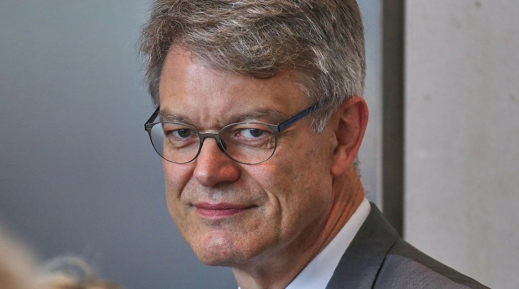 Schnieder will mit Reformen Bahn pünktlicher machen