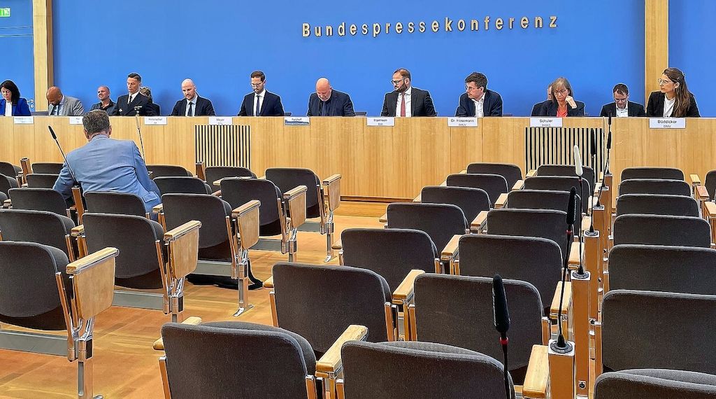 Regierung sieht langen Weg zur Vertrauensgewinnung