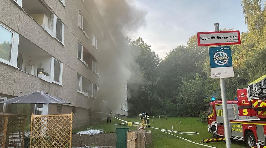 Feuerwehr rückt zu Kellerbrand in Dortmund-Nette aus