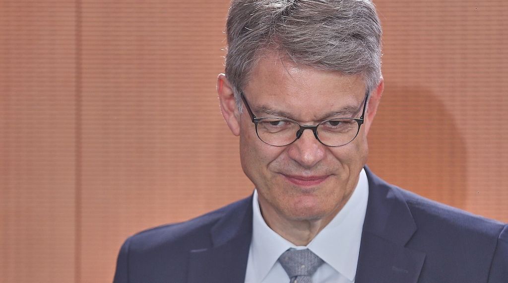 Schnieder will langfristige Lösung für Deutschlandticket finden