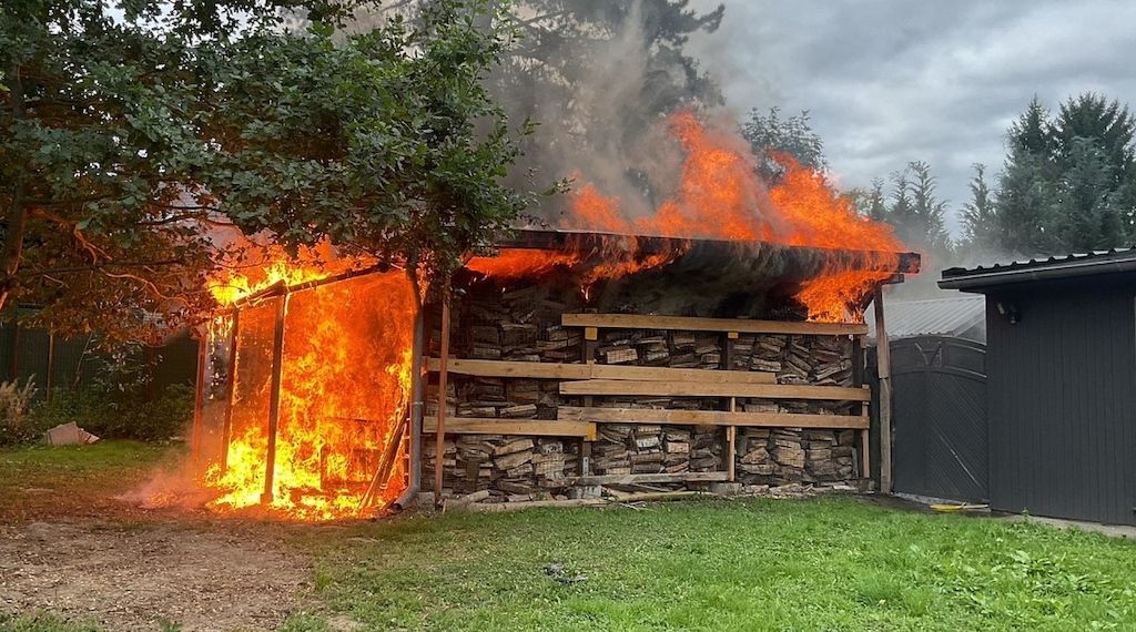 Feuerwehr verhindert Übergreifen von Holzunterstand-Brand in Dortmund