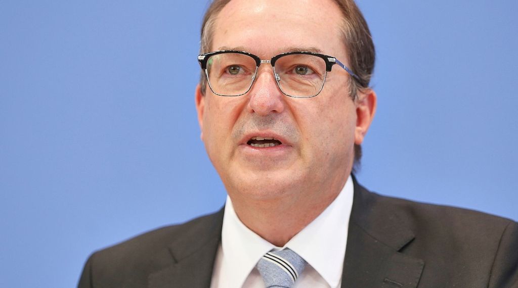 Dobrindt will Selbstbestimmungsrecht vor Missbrauch schützen