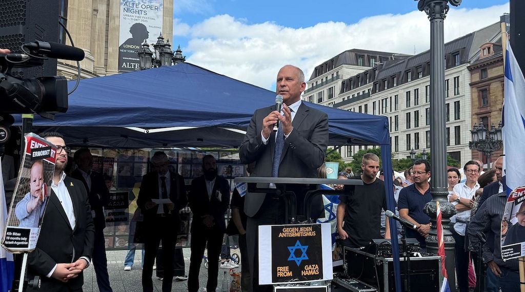 Hessischer Innenminister spricht bei Antisemitismus-Demo in Frankfurt
