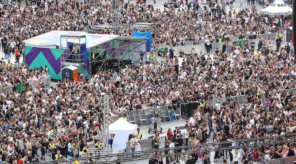 Zehntausende bei "Superbloom" im Münchner Olympiapark