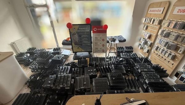 Berlin: Razzia gegen Cyberbetrug – Maschine für Massen-SMS entdeckt